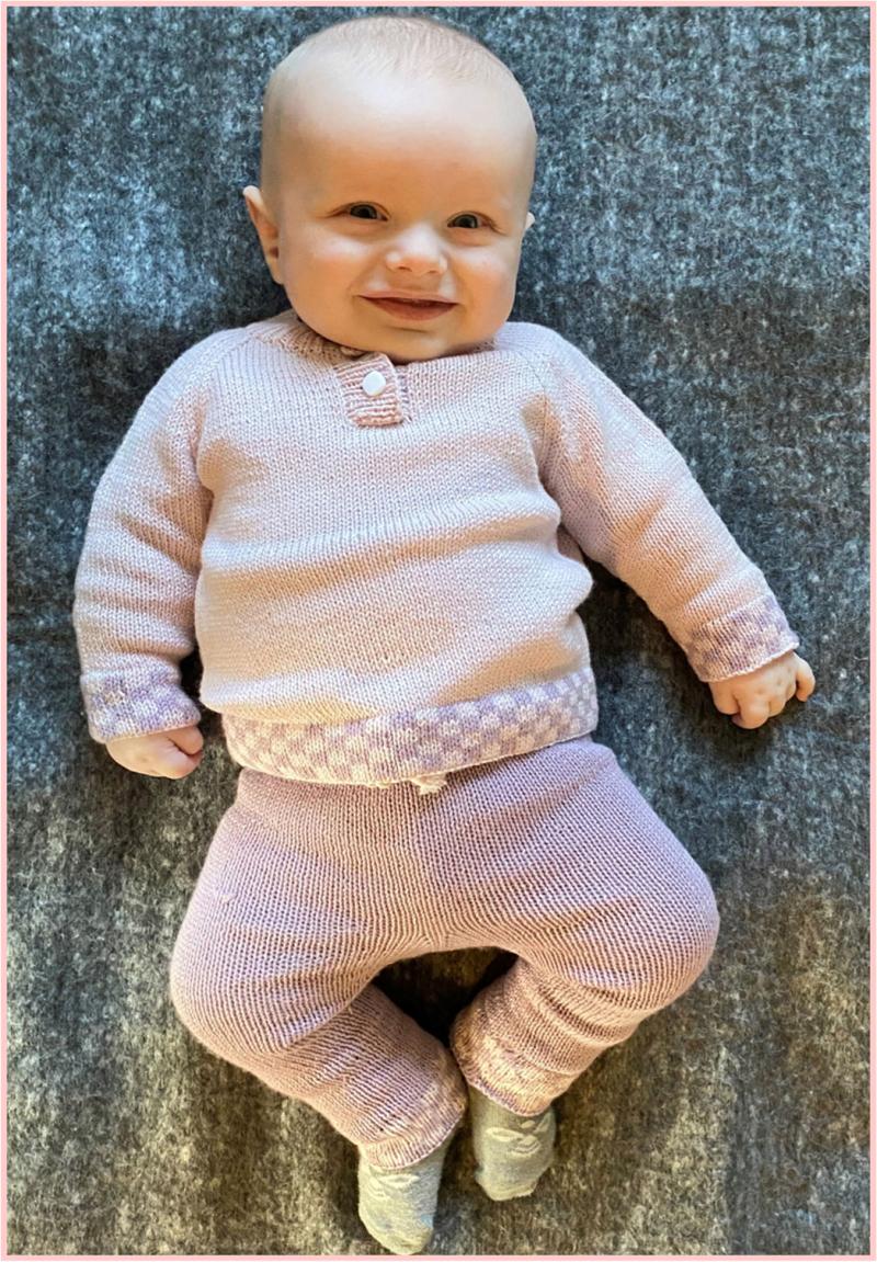 Babyopskrift Nora 2605 med Lana Cotton Garn til Babystrik