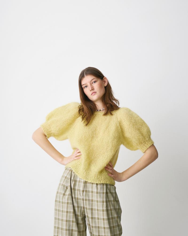 Bella Strikkeopskrift: Raglanbluse med Korte Pufærmer