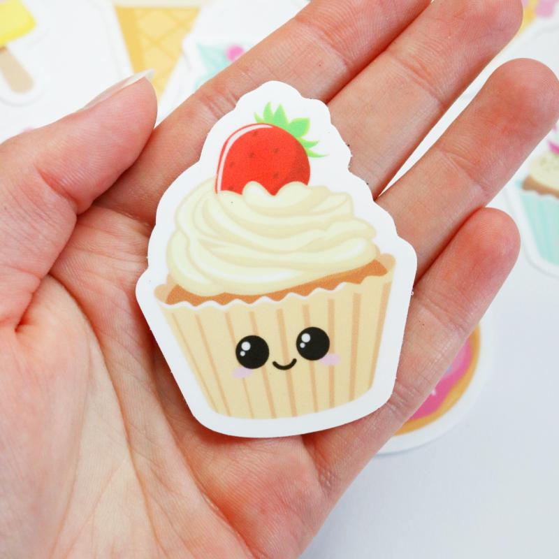 Sjovt klistermærke: Cupcake med jordbær 6 x 4,8 cm