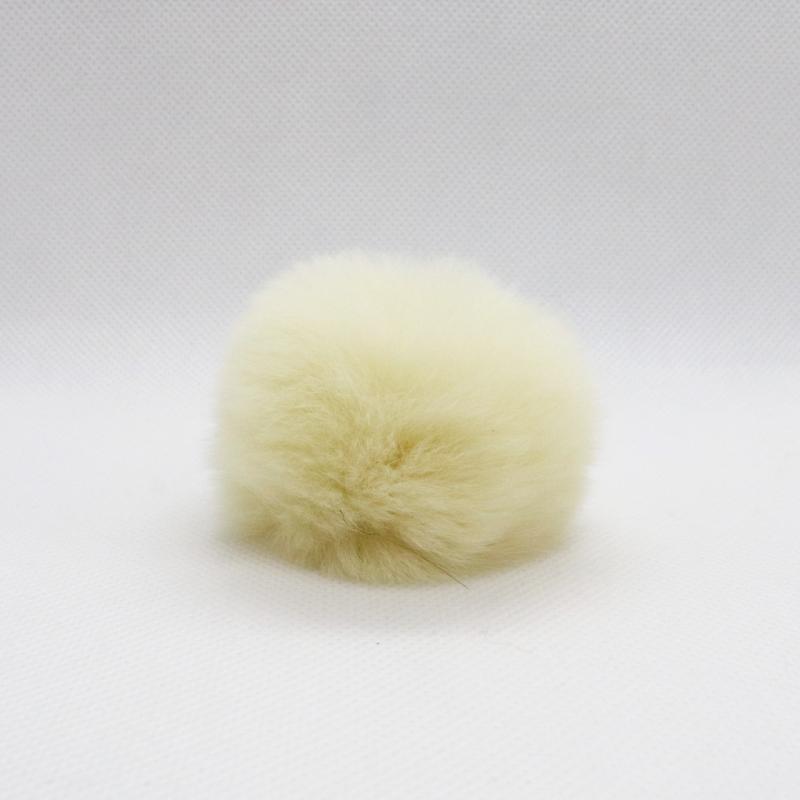 Pompon i lys beige kaninhår - perfekt til dekoration!
