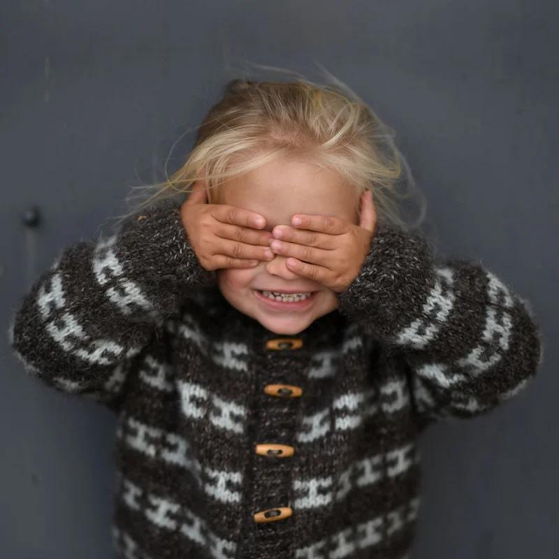 Little Karla Børnecardigan - Strikkeopskrift fra Anne Ventzel