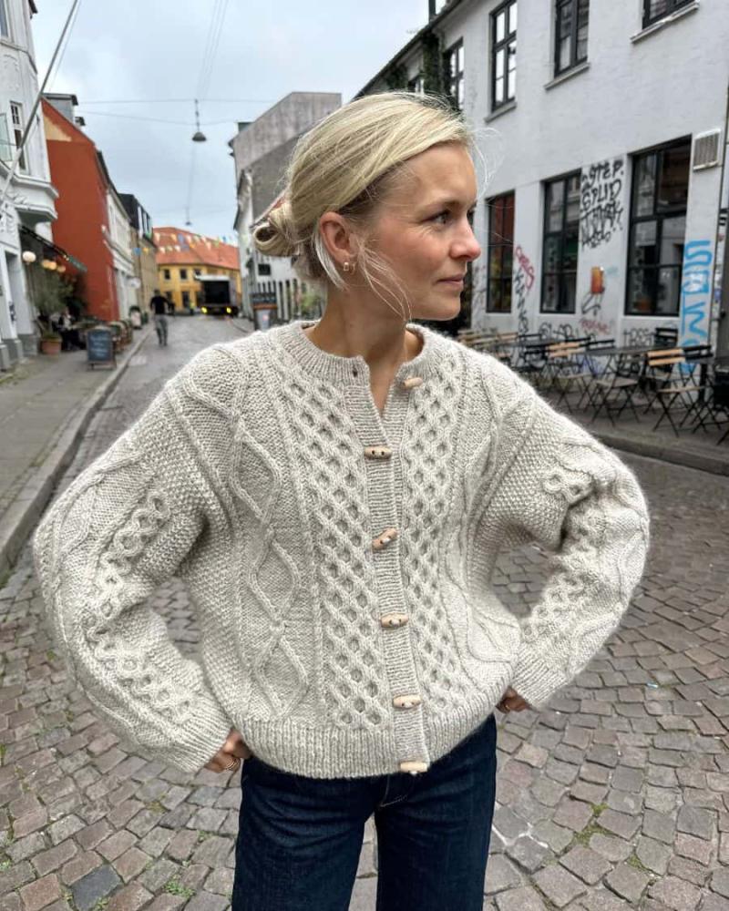 Dagmar Jakke fra Isager - Strikkedesign af Petiteknit