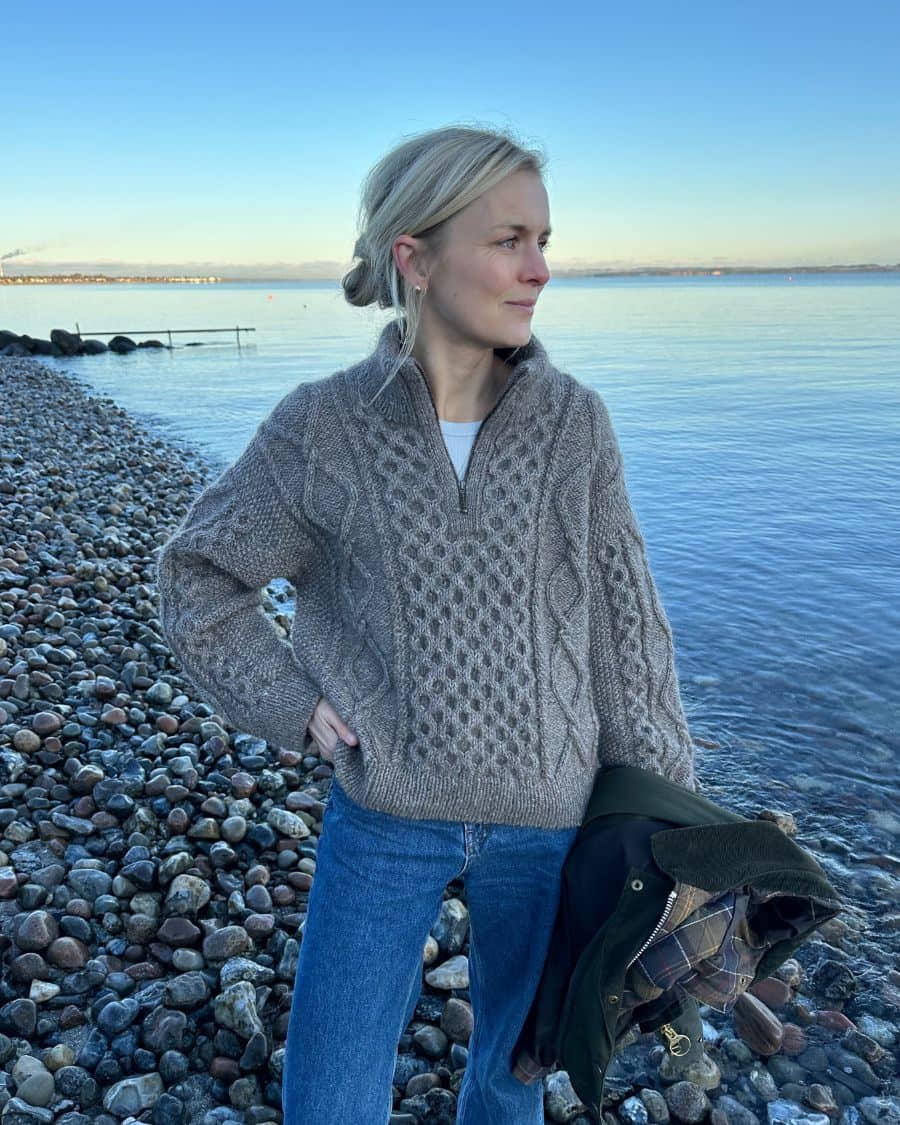 Dagmar Zipper Sweater fra Isager - Strikkeopskrift tilbud!