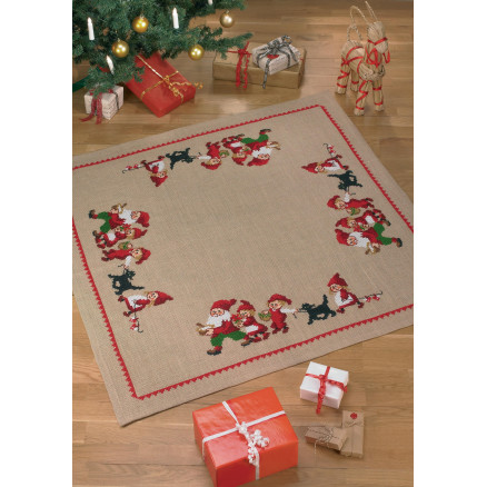 Permin Juletræstæppe Broderikit med Nissefamilie 120x120 cm