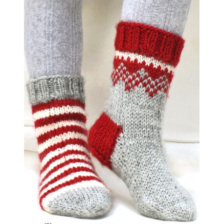 Twinkle Toes by DROPS Design 2 - Julesokker Vinrød og Natur striber Strikkeopskrift str. 22/23 - 41/43