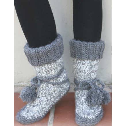 Hæklede tøfler med pomponer by DROPS Design - Tøfler Hækleopskrift str. 35/37 - 41/43