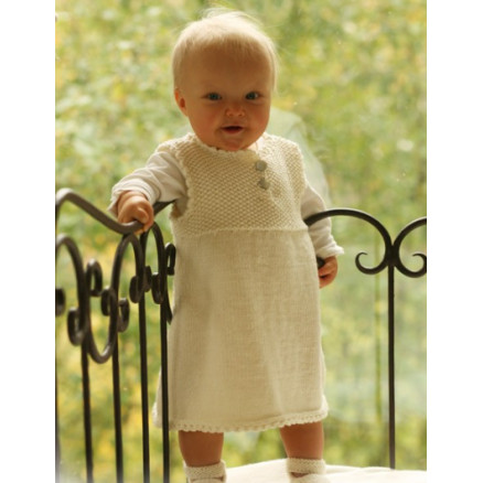 Baby Harriet by DROPS Design - Baby Kjole og Tøfler Strikkeopskrift str. 1/3 mdr - 3/4 år