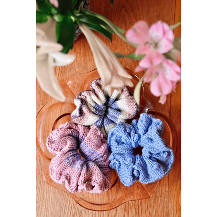 Begynder-scrunchie af Emma Katrine - Strikke Startkit Scrunchie