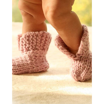 Little Peach by DROPS Design - Baby Poncho og Tøfler Strikkeopskrift str. 1/3 mdr - 3/4 år
