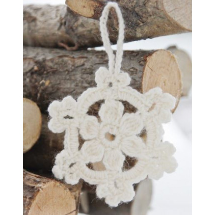 White Christmas by DROPS Design - Jule Stjerner Hækleopskrift 8 cm - 15 stk