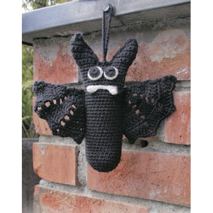 Mr. Fang by DROPS Design - Halloween Pynt Hækleopskrift 16cm