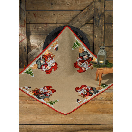 Permin Broderikit Juletræstæppe Nissemor og nissefar 123x123cm