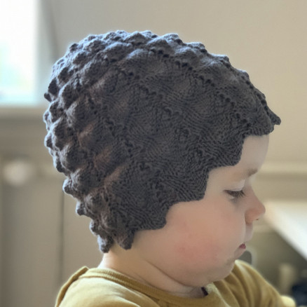 Brombærhue af Rito Krea - Hue Strikkeopskrift str.0/3 mdr - 8-12 år