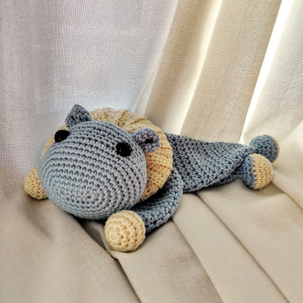 Flodhesten Nora af Rito Krea - Nusseklud hækleopskrift 22x14cm