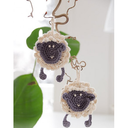 Rocking Sheep by DROPS Design - Får Hækleopskrift 9 cm