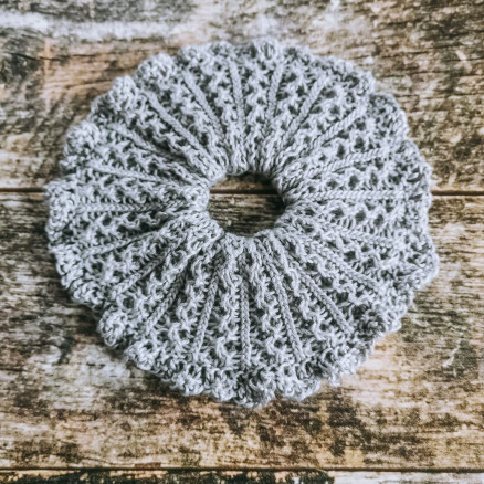 Scrunchie 2 af Rito Krea - Scrunchie Strikkeopskrift 14cm