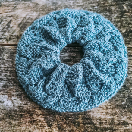 Scrunchie 3 af Rito Krea - Scrunchie Strikkeopskrift 15cm