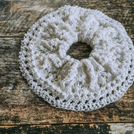 Scrunchie 4 af Rito Krea - Scrunchie Strikkeopskrift 16cm