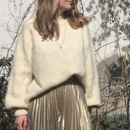 Onsdagsglam Sweater af AlmaKnit - Garnpakke til Onsdagsglam str. XS-XXXL