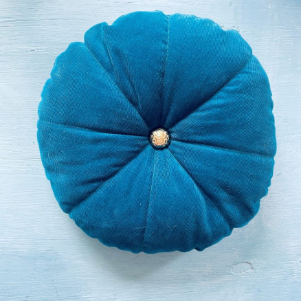 Rund Sofapude i Babyfløjl af Rito Krea - Sofapude Syopskrift - 28cm