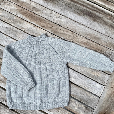 Sevenone Sweater Mini af Knit by Nees  -  Garnpakke til Sevenone Sweater Mini Str. 0 mdr - 3 år