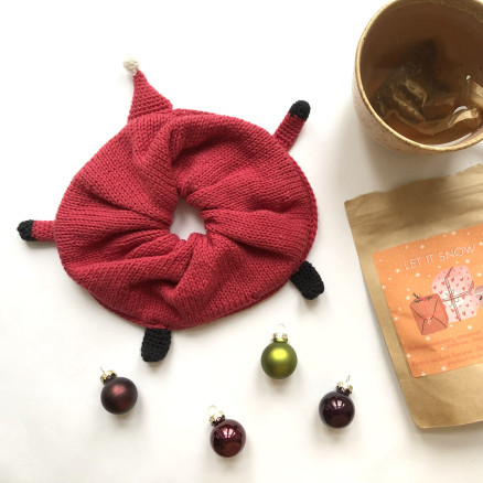 Twisted Santa Scrunchie af Rito Krea - Scrunchie Strikkeopskrift