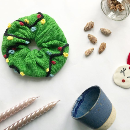 Juletræsscrunchie af Rito Krea - Scrunchie Strikkeopskrift