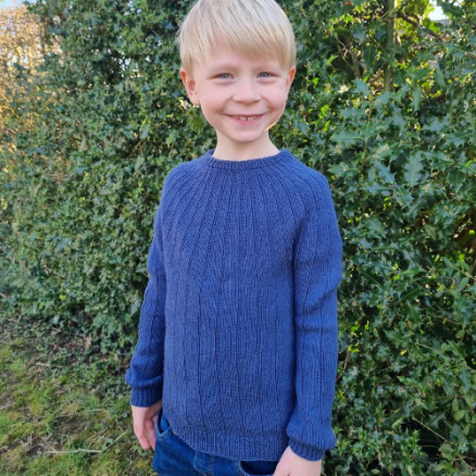 Sevenone Sweater Junior af Knit by Nees - Garnpakke til Sevenone Sweater Junior Str. 4-12år