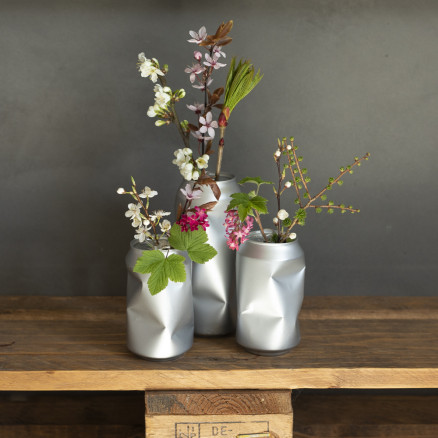 Vaser af genanvendte dåser med spraymaling af Rito Krea - Vase DIY Guide