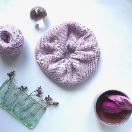 Sommer Scrunchie af Rito Krea - Scrunchie Strikkeopskrift