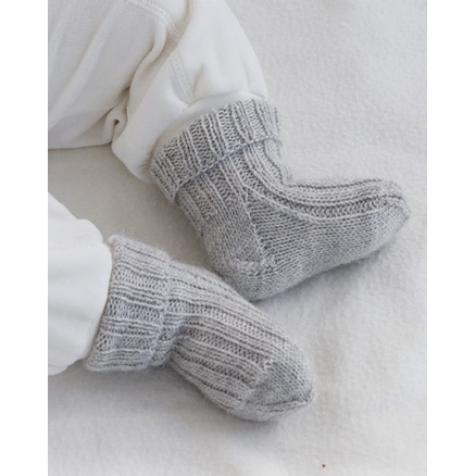 Little Pearl Socks by DROPS Design - Baby Sokker Strikkeopskrift str. 0/1 mdr - 3/4 år