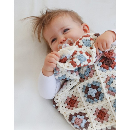 Cuddle Time by DROPS Design - Baby Tæppe Hækleopskrift 54x63 cm