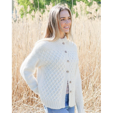 Snowy Bee Cardigan by DROPS Design - Cardigan Strikkeopskrift str. S - XXXL