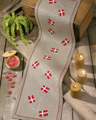 Broderi Kit - Fødselsdagsløber fra By Permin