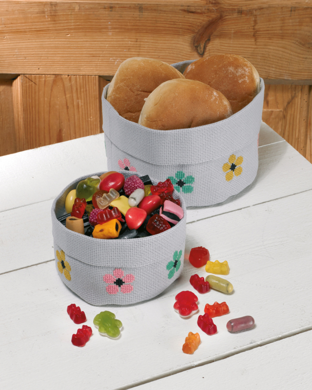 Broderi Kit - Lille Kurv med Blomster fra By Permin