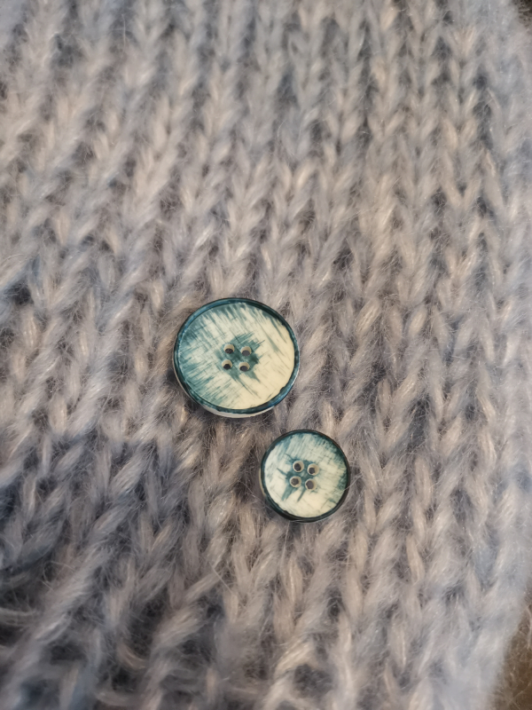 Blå/hvid 4 huls knap, 23 mm