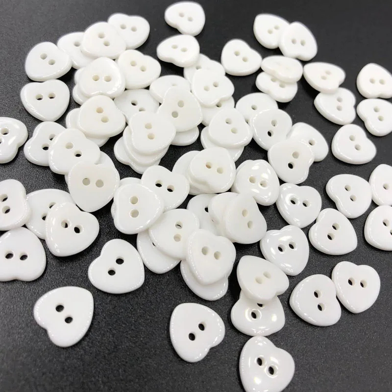 Hvid hjerte plastikknap med 2 huller, 12 mm
