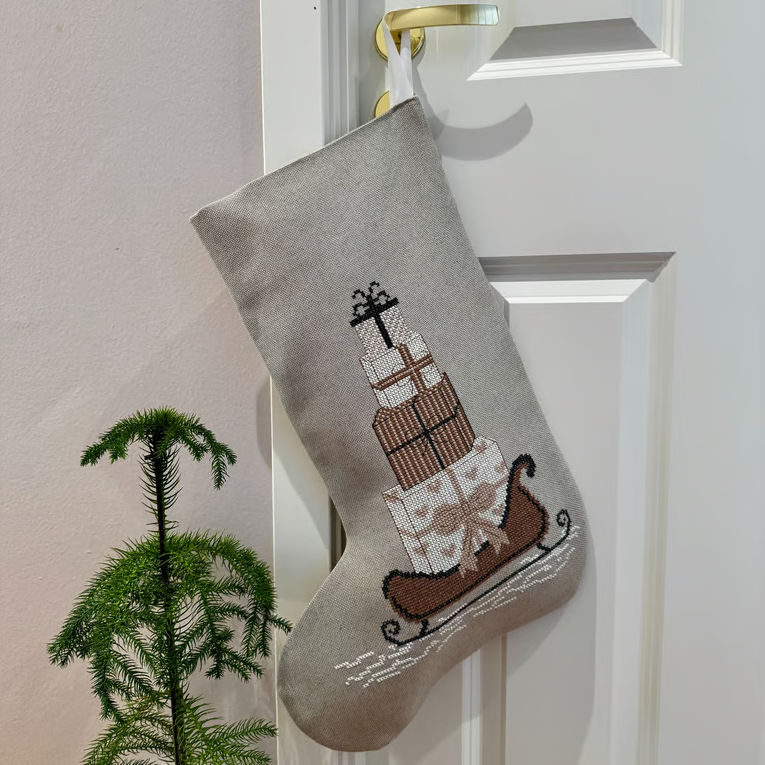 Pomp Stitch broderi - Stocking with white gifts - julesok