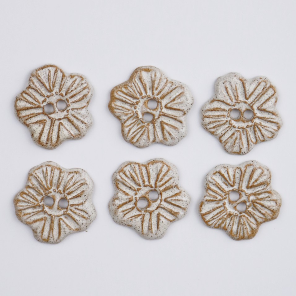 Håndlavede keramik knapper, 6 stk, beige, 'Rustik blomst', nr. 1