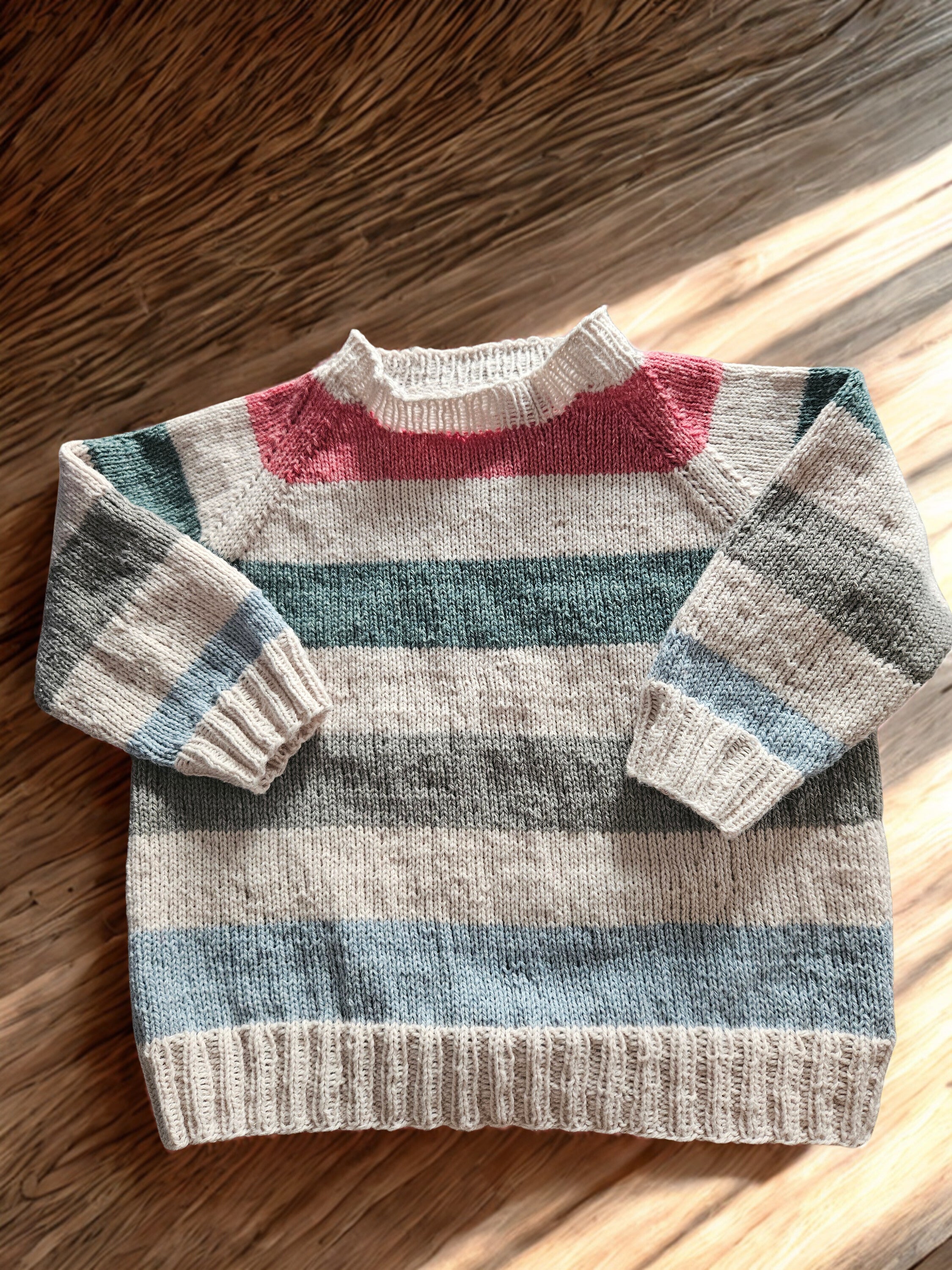 Stribet bluse Strikkekit. Børnetrøje med raglanærmer i Esther by Permin - 1