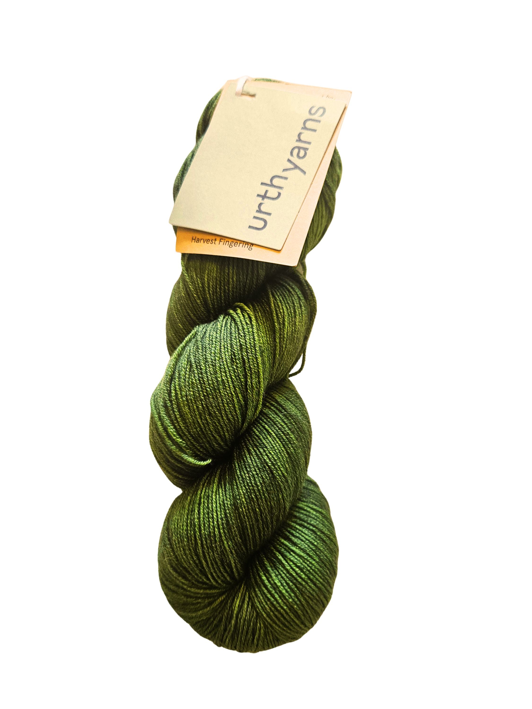 Marsk Tørklæde strikkekit i Harvest Fingering fra Urth Yarns - Grape Leaf (Grøn)