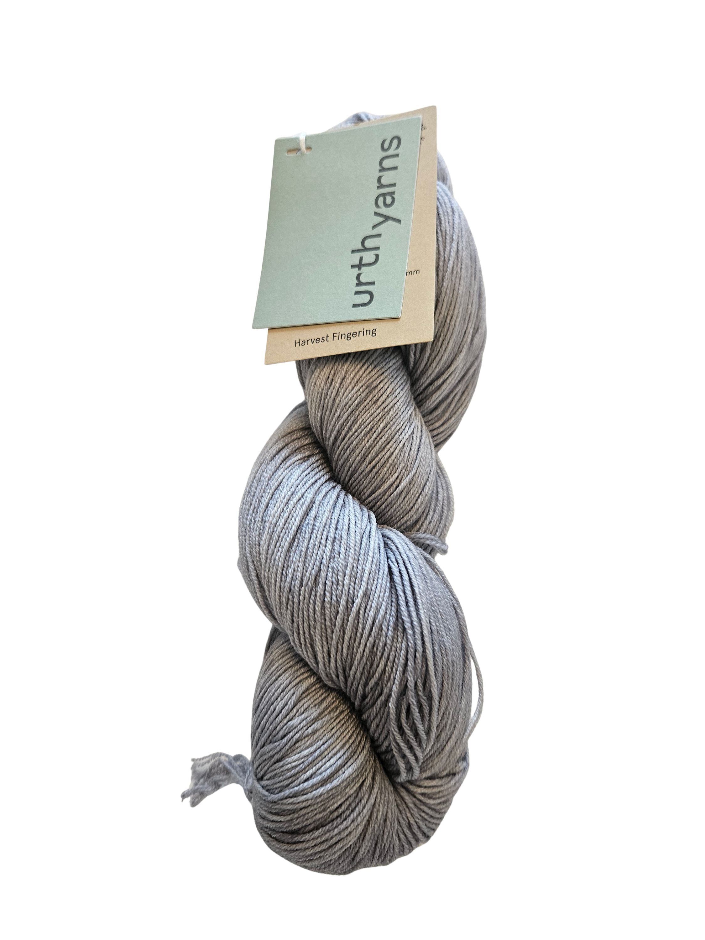 Marsk Tørklæde strikkekit i Harvest Fingering fra Urth Yarns - Thyme