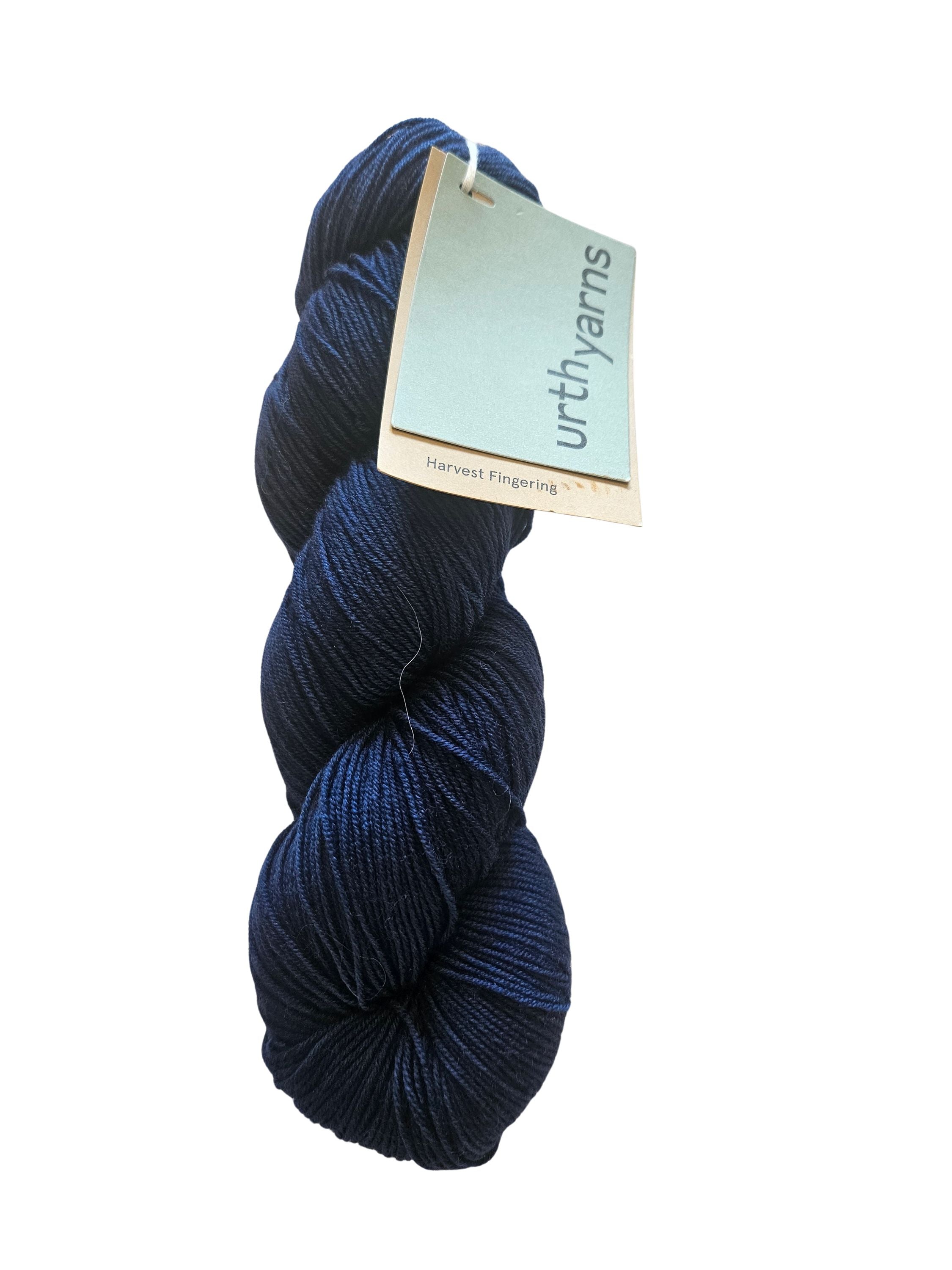 Marsk Tørklæde strikkekit i Harvest Fingering fra Urth Yarns - Indigo (Mørk Blå)