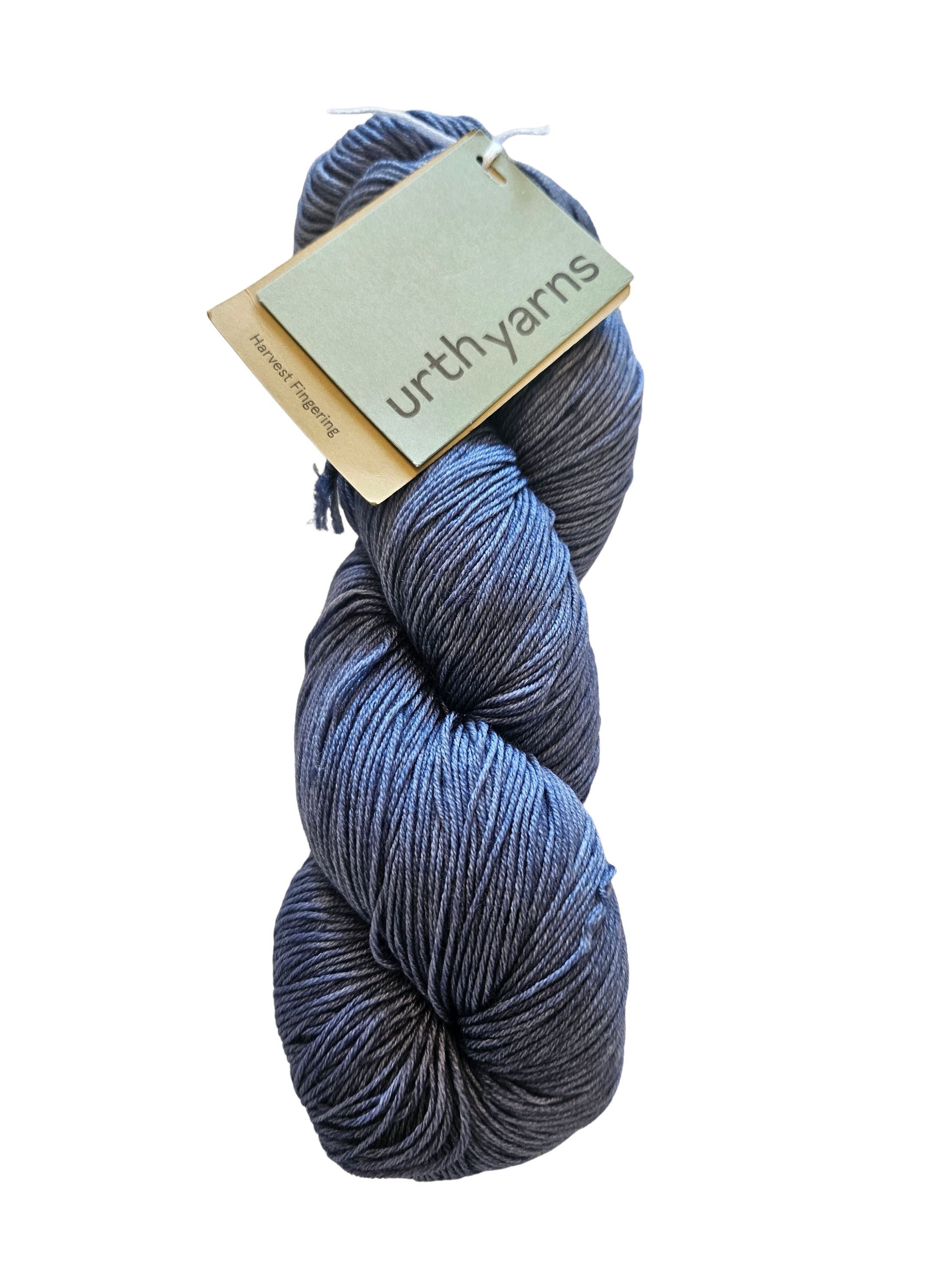 Marsk Tørklæde strikkekit i Harvest Fingering fra Urth Yarns - Cosmic Purple Carrot (Blå) (lot 15)