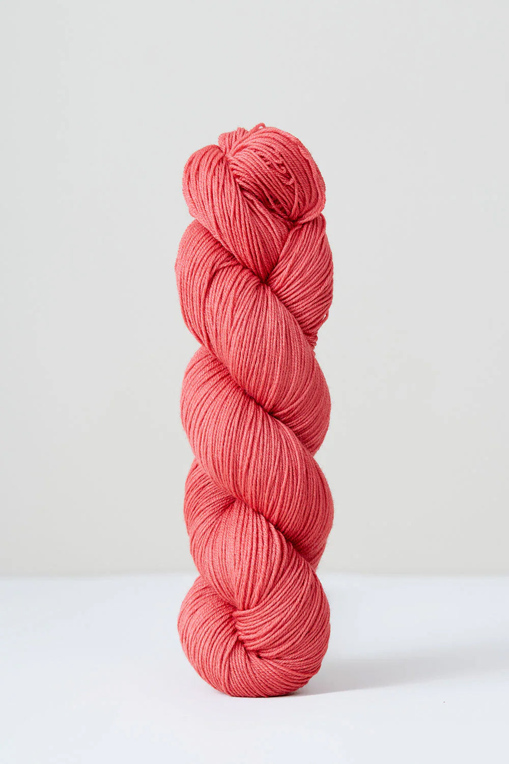 Urth Yarns, Harvest Fingering, plantefarvet merinould. - Cranberry lot 217 (Koral)