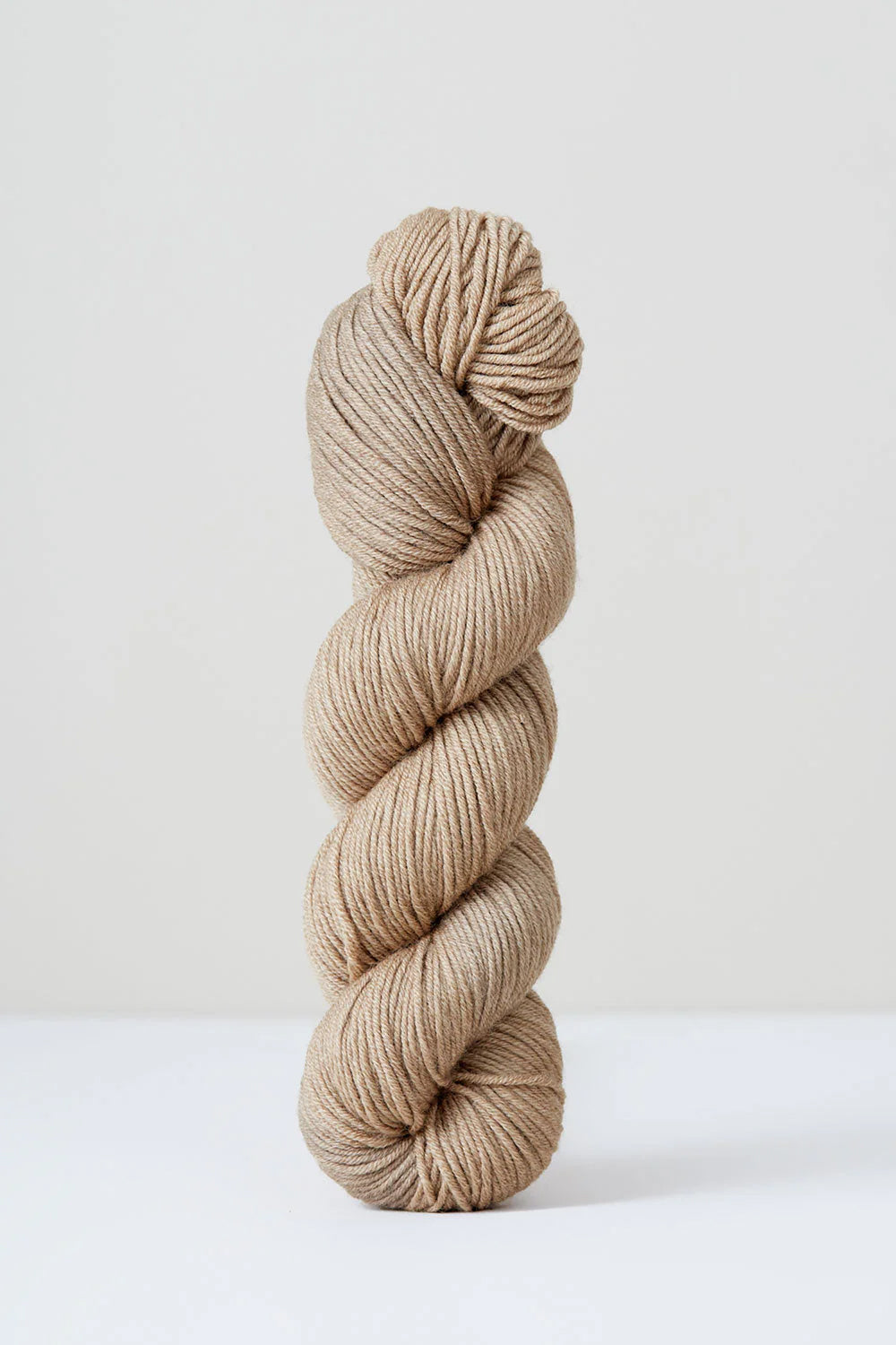 Marsk Tørklæde strikkekit i Harvest Fingering fra Urth Yarns - Hazelnut