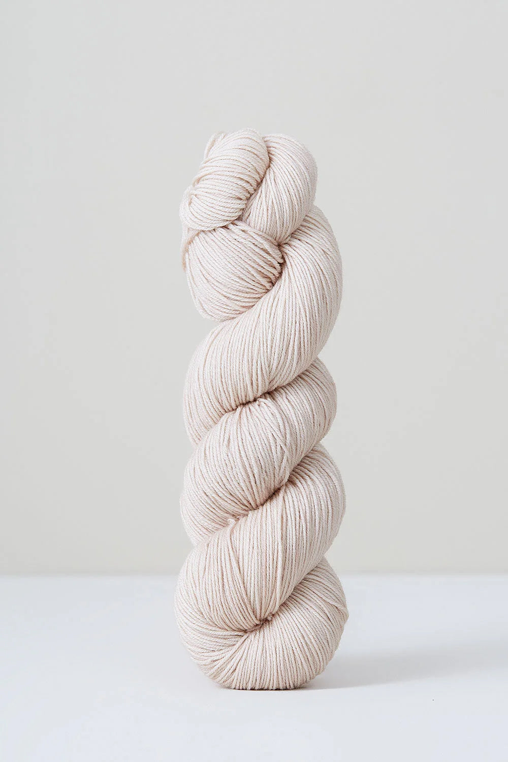 Marsk Tørklæde strikkekit i Harvest Fingering fra Urth Yarns - Oleaster (Råhvid)