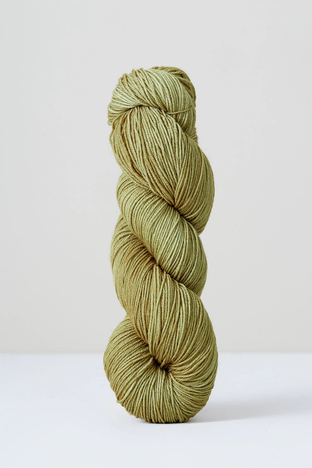 Urth Yarns, Harvest Fingering, plantefarvet merinould. - Pistachio lot 56 (Lys Grøn)