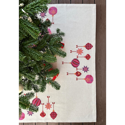 Pomp Stitch - Rød jul med stil - Juletræstæppe