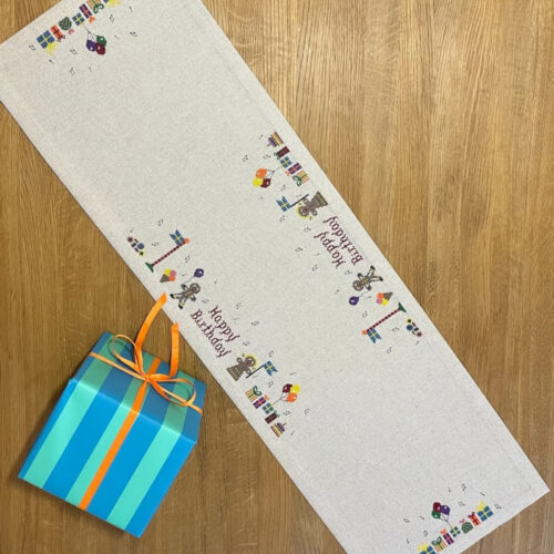Pomp Stitch - Happy Birthday - løber (Svensk)
